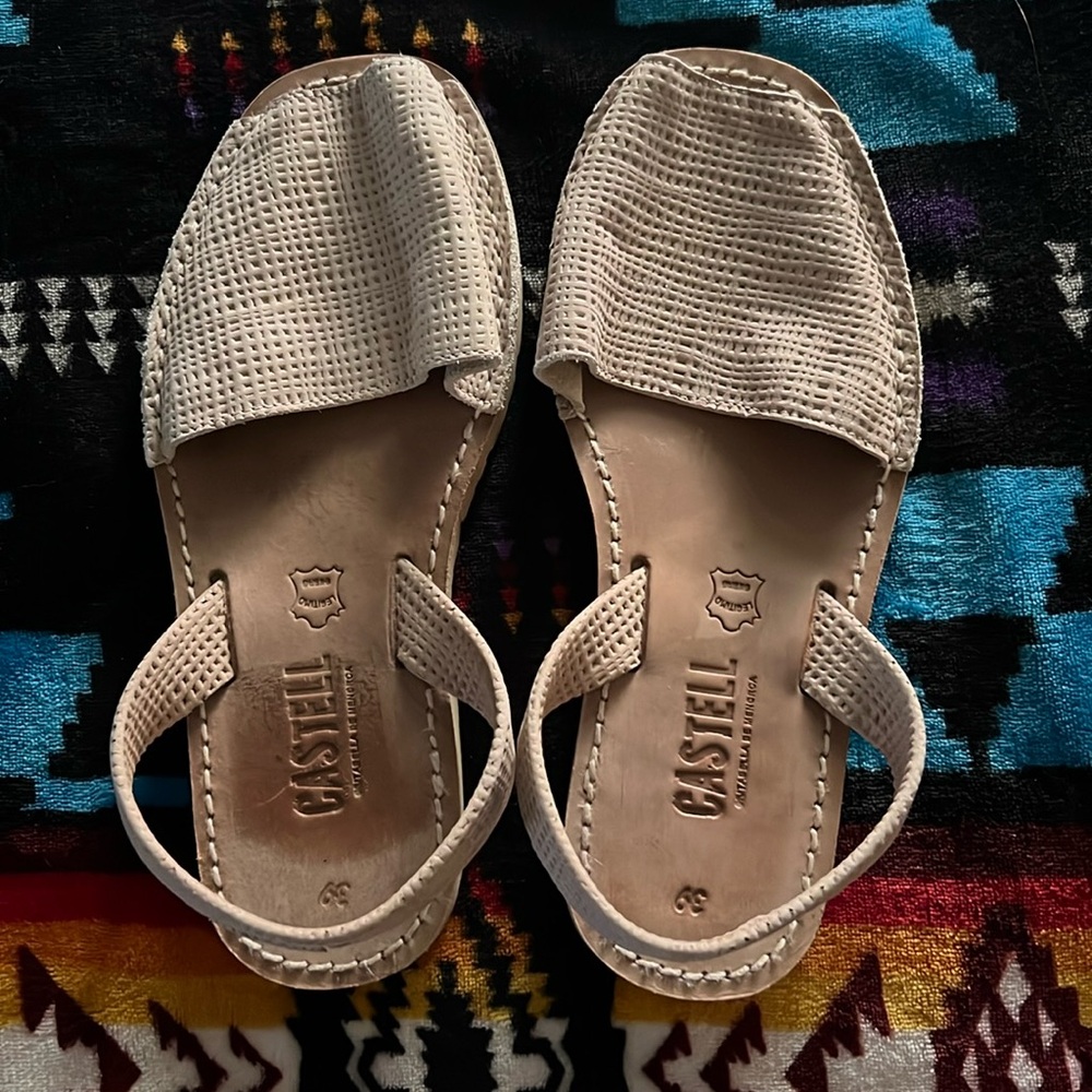 Castell Menorcas, women’s size 8. Tan color. Great condition.